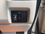 【両側スライド片側電動スライドドア】左右スライド式で、片側(主に左側)のみ電動で自動開閉する仕様。コストを抑えつつ歩道側の利便性を確保。予算重視のファミリー層や送迎需要にピッタリなバランスの設定です。