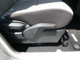運転席シートには手動式のシートリフター機能が備わっています。