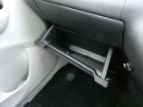 助手席前には車検証の収納に便利なグローブBOXが備わっています。