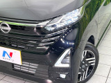 【LEDヘッドライト】悪天候や夜間走行時も良好な視界を確保し安心して運転できる高輝度LEDヘッドライトを装備!点灯速度が早く、消費電力も抑えられています。