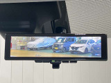 【インテリジェント ルームミラー】車両後方のカメラ映像をミラー面に映し出すので、車内の状況や、天候などに影響されずいつでもクリアな後方視界が得られます!