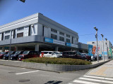 屋内にに50台展示しております。悪天候でもじっくり車両確認いただけます。(総展示台数80台)