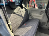 リヤシートも全車消毒済み。キュートなチェック柄のブラウン内装♪ リラックスできるゆったりした空間♪