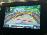 【バックカメラ】駐車時に後方がリアルタイム映像で確認できます。大型商業施設や立体駐車場での駐車時や、夜間のバック時に大活躍!運転スキルに関わらず、今や必須となった装備のひとつです!