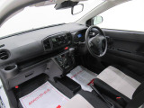 ダイハツのお店では、ダイハツ車を知り尽くしたプロフェッショナルが、専用の診断機器を使って各システムを点検しております。