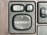 【電動格納ミラー】サイドミラーは電動格納式となっており、狭い駐車場でもキズがつくリスクを抑えられます。