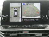 全周囲カメラで、クルマを上空から見下ろしているかのような映像を映し出します。周囲の状況がひと目でわかります!