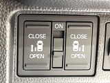 【両側パワースライドドア】スマートキーや運転席のスイッチで後席両側スライドドアの開閉が可能♪電動だから力を入れてドアを開ける必要が無く、小さなお子様でも簡単に開け閉めでき快適です♪