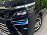 【LEDヘッドライト】悪天候や夜間走行時も良好な視界を確保し安心して運転できる高輝度LEDヘッドライトを装備!点灯速度が早く、消費電力も抑えられています。