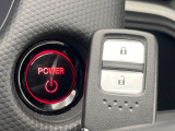 【Hondaスマートキー】カバンやポケットに入れたままでもドアの施錠・解錠が可能なスマートキーを装備。エンジンのオン・オフ時もカギを取り出す必要が無いからとっても便利です♪