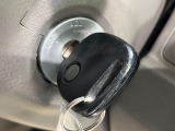 【キーレス】少し離れた場所からでもボタン一つでドアの開錠・施錠ができるのでとっても便利!ドアの鍵穴周りに傷をつけることもありません♪