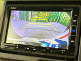 【バックカメラ】駐車時に後方がリアルタイム映像で確認できます。大型商業施設や立体駐車場での駐車時や、夜間のバック時に大活躍!運転スキルに関わらず、今や必須となった装備のひとつです!