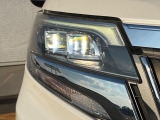 【LEDヘッドライト】悪天候や夜間走行時も良好な視界を確保し安心して運転できる高輝度LEDヘッドライトを装備!点灯速度が早く、消費電力も抑えられています。