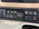 【オートエアコン】一度お好みの温度に設定すれば、車内の温度を検知し風量や温度を自動で調整。暑い&hellip;寒い&hellip;と何度もスイッチ操作をする必要はありません。快適な車内空間には必須の機能ですね♪