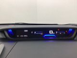 デジタル表示のスピードメーターとタコメーターを大きく配した見やすいメーター部になっています。左側のインフォメーション画面でオドメーターや燃費などの情報を確認できます。