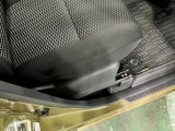 痛みの出やすい運転席シートの角、フロアマット、座面、ともに良好です
