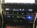 左右独立温度コントロールフルオートエアコンです。運転席、助手席それぞれで独立して温度設定ができます。冷え性の方が乗っても安心ですね♪