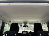 天井は高くて開放感あふれる車内空間です。