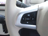 ステアリングスイッチでオーディオ操作が手元でできるので、ハンドルから手を離さずに運転できます。