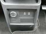 センターコンソールには。12V電源ポートやUSB電源ポートをご用意しております♪