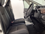 座面も厚みがあり背もたれも高く、広い足元にゆったり座れるシートです。運転席と助手席の間が空いている為、助手席側への移動がスムーズです。交通量の多い道でも助手席側から乗り降りができます。