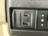 【USBポート】USBポートも装備されています!スマートフォンのオーディオに連携も可能です。今や欠かせない装備の一つです!そして、充電用は急速充電に対応しているtype-Cとなっています♪