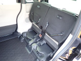 ◆チップアップ&ダイブダウン機構付【ULTR SEAT】は後席座面を左右分割で跳ね上げることができます。トランクで積載できない背の高い荷物をラクラク収納できます。ホンダ車ならではの人気装備です。