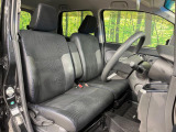運転席まわりには十分なスペースがあり、大柄な方でもゆったり運転していただける環境です。