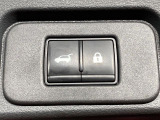 【パワーバックドア】スマートキーや運転席のボタンを押すだけでリアゲートが自動で開閉します!荷物を持っている時や、高い位置にあるバックドアを閉める際に便利な機能です♪
