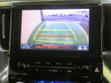 車両後方の映像を映すバックモニター。進路を確認しながら安全に車庫入れできます。