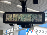 【インテリジェントルームミラー】後席の大きな荷物や同乗者で後方が確認しづらい時でも安心!カメラが撮影した車両後方の映像をルームミラー内に表示。クリアな視界で状況の確認が可能です!