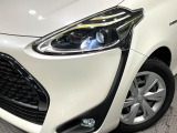 【LEDヘッドライト】悪天候や夜間走行時も良好な視界を確保し安心して運転できる高輝度LEDヘッドライトを装備!点灯速度が早く、消費電力も抑えられています。