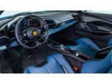内装色はBlu Medio、カーペットはNero、ステッチのカラーはGiallo。