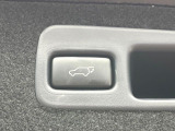 【パワーバックドア】スマートキーや運転席のボタンを押すだけでリアゲートが自動で開閉します!荷物を持っている時や、高い位置にあるバックドアを閉める際に便利な機能です♪