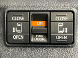 【両側パワースライドドア】スマートキーや運転席のスイッチで後席両側スライドドアの開閉が可能♪電動だから力を入れてドアを開ける必要が無く、小さなお子様でも簡単に開け閉めでき快適です♪