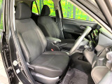 運転席まわりには十分なスペースがあり、大柄な方でもゆったり運転していただける環境です。