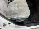 痛みの出やすい運転席シートの角、フロアマット、座面、ともに良好です