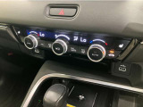 フルオートエアコンが装備されています!お好みの温度設定をするだけでエアコンの風量やモードの切り替えを自動でコントロールしてくれます!ユーザーの操作が少なく燃費走行にもつながります!