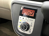 【オートエアコン】一度お好みの温度に設定すれば、車内の温度を検知し風量や温度を自動で調整。暑い&hellip;寒い&hellip;と何度もスイッチ操作をする必要はありません。快適な車内空間には必須の機能ですね♪