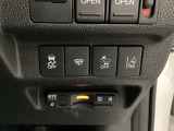 Hondaセンシング用の、VSA(ABS+TCS+横滑り抑制)解除と路外逸脱抑制機能のオンオフスイッチなどはハンドルの右側に装備しています。