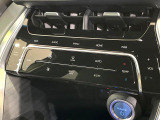 【オートエアコン】一度お好みの温度に設定すれば、車内の温度を検知し風量や温度を自動で調整。暑い&hellip;寒い&hellip;と何度もスイッチ操作をする必要はありません。快適な車内空間には必須の機能ですね♪