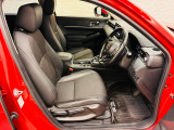 操作性に優れた運転席となります!小物入れや各ボタンの配置にこだわり、使いやすいです!座り心地もよく視認性も良好なのでロングドライブもお任せ下さい!