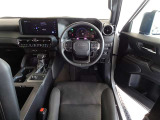革巻きステアリングで快適な操作性の運転席です。