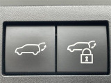 ◆【パワーバックドア】荷物を抱えた状態でもリアゲートの開閉が可能です!お買い物時やアウトドアの際に役立ちますね。