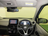 ドライバー目線で、使いやすく安全操作性と良好な視界を実現した運転席です。