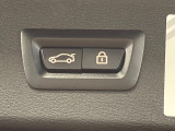 ●電動リアゲート:ワンタッチでリアゲートの開閉ができ、荷物などで両手が塞がっている状態でも簡単に開閉ができる便利機能です。
