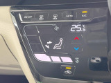 【オートエアコン】一度お好みの温度に設定すれば、車内の温度を検知し風量や温度を自動で調整。暑い&hellip;寒い&hellip;と何度もスイッチ操作をする必要はありません。快適な車内空間には必須の機能ですね♪