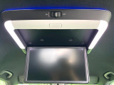 【12.8型フリップダウン】大画面モニターで後席でもエンタメをお楽しみいただけます。家族や友人とお出かけする機会が多い方に大人気です♪