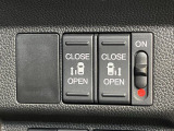 【両側パワースライドドア】スマートキーや運転席のスイッチで後席両側スライドドアの開閉が可能♪電動だから力を入れてドアを開ける必要が無く、小さなお子様でも簡単に開け閉めでき快適です♪