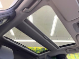 【ガラスルーフ】ガラスルーフ搭載で車内の解放感が一気にアップ!開放的なドライブをお楽しみいただけます。